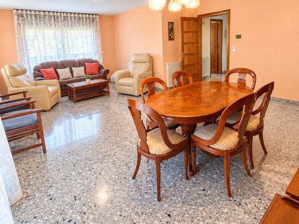 CASA INDEPENDENT A SANT JULIÀ + 703 M² + 7 HABITACIONS + 3 GARAJES + POTENCIAL DE DESENVOLUPAMENT
