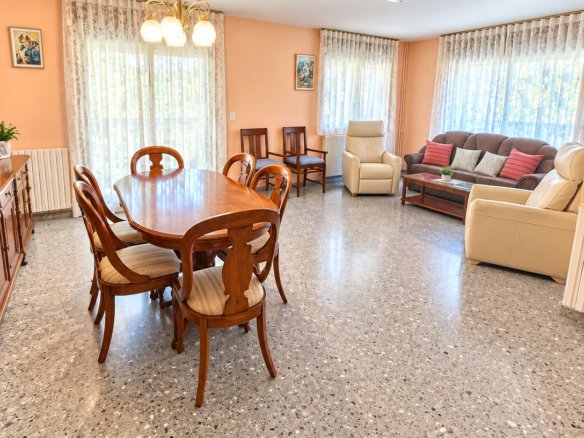 CASA INDEPENDENT A SANT JULIÀ + 703 M² + 7 HABITACIONS + 3 GARAJES + POTENCIAL DE DESENVOLUPAMENT