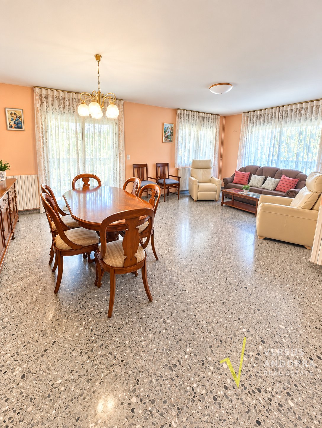 CASA INDEPENDENT A SANT JULIÀ + 703 M² + 7 HABITACIONS + 3 GARAJES + POTENCIAL DE DESENVOLUPAMENT