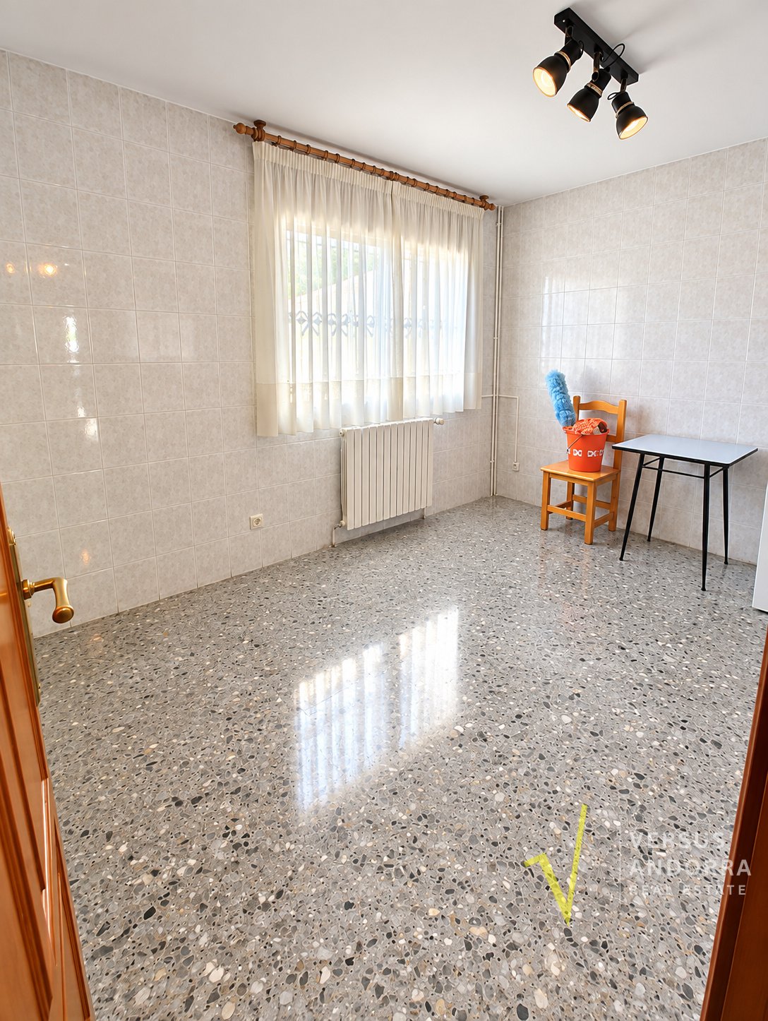 CASA INDEPENDENT A SANT JULIÀ + 703 M² + 7 HABITACIONS + 3 GARAJES + POTENCIAL DE DESENVOLUPAMENT
