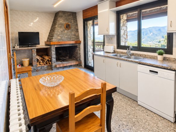 CASA INDEPENDENT A SANT JULIÀ + 703 M² + 7 HABITACIONS + 3 GARAJES + POTENCIAL DE DESENVOLUPAMENT