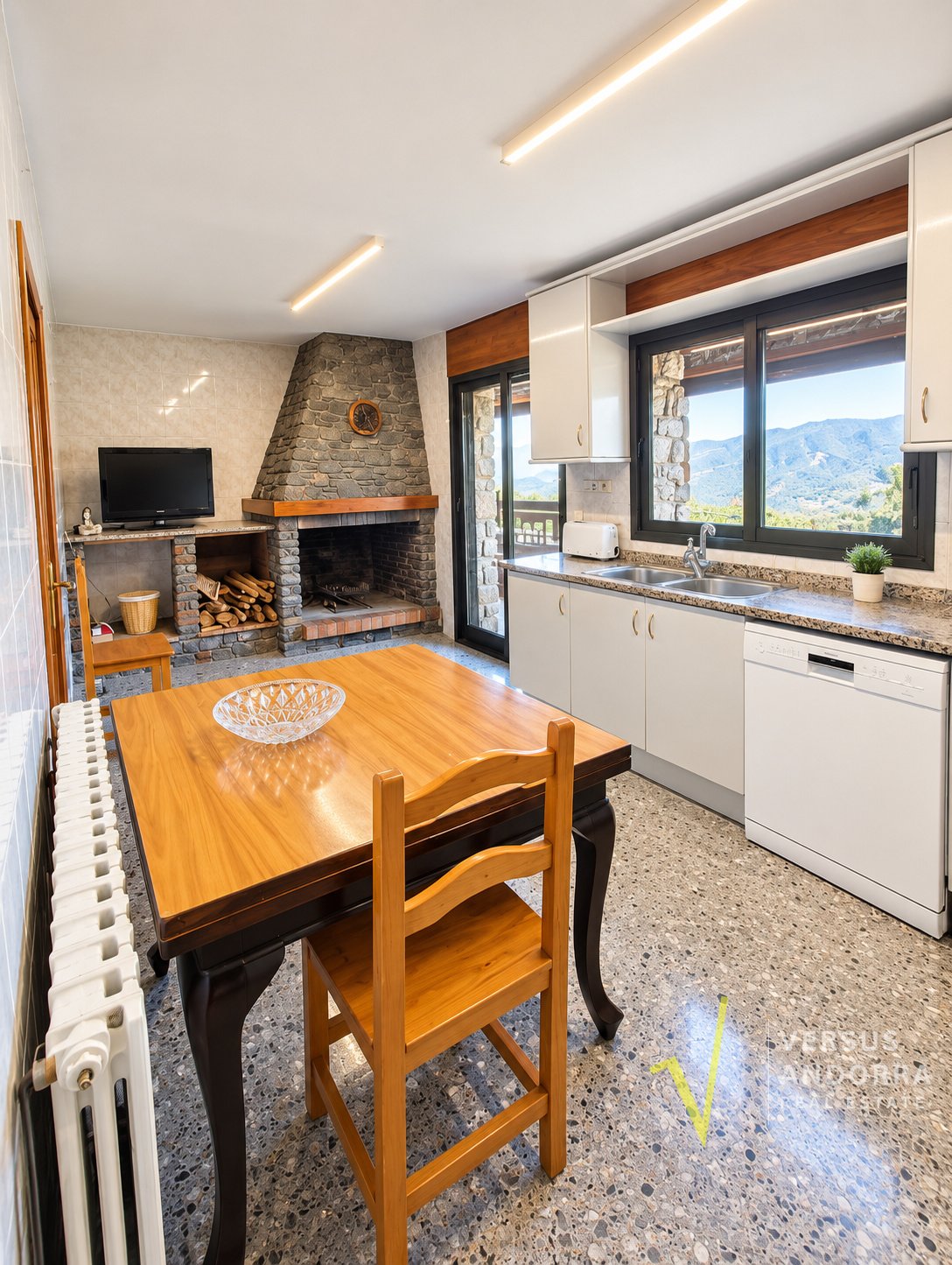 CASA INDEPENDENT A SANT JULIÀ + 703 M² + 7 HABITACIONS + 3 GARAJES + POTENCIAL DE DESENVOLUPAMENT