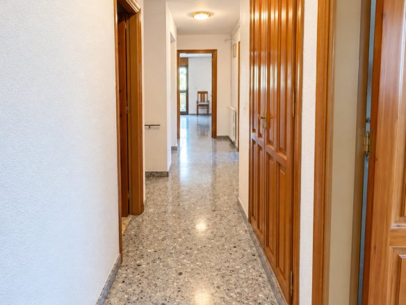 CASA INDEPENDENT A SANT JULIÀ + 703 M² + 7 HABITACIONS + 3 GARAJES + POTENCIAL DE DESENVOLUPAMENT
