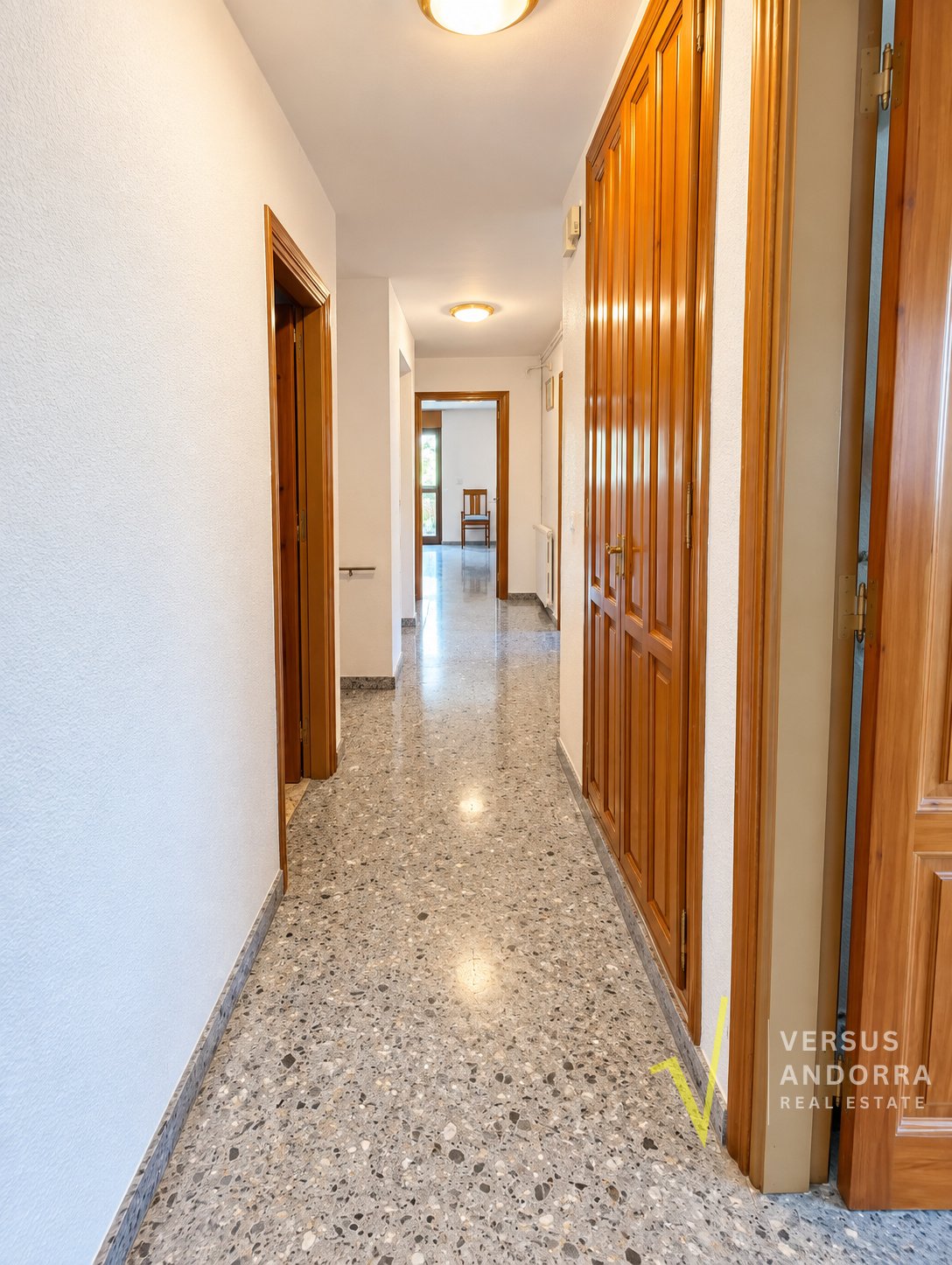 CASA INDEPENDENT A SANT JULIÀ + 703 M² + 7 HABITACIONS + 3 GARAJES + POTENCIAL DE DESENVOLUPAMENT