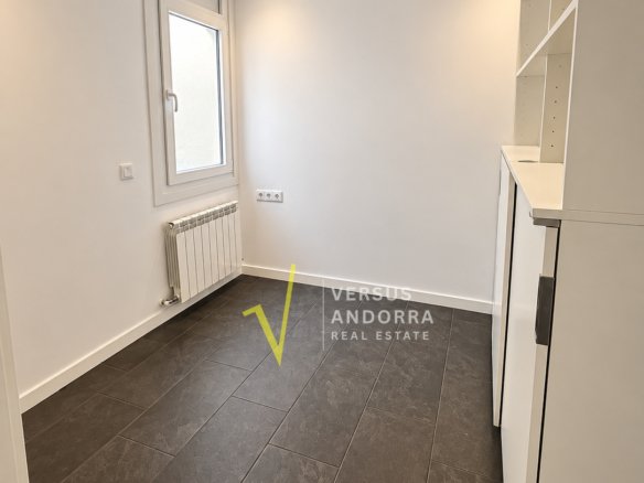 PISO EN VENTA EN EL CENTRO DE ESCALDES + 3 HABITACIONES + 3 BAÑOS + PARKING