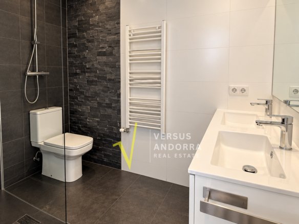 PISO EN VENTA EN EL CENTRO DE ESCALDES + 3 HABITACIONES + 3 BAÑOS + PARKING