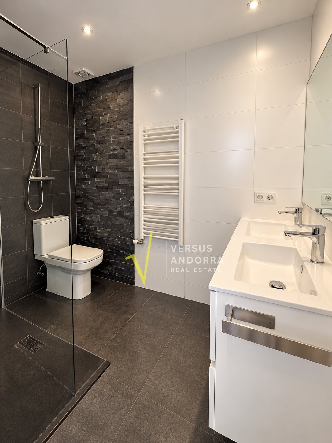 PISO EN VENTA EN EL CENTRO DE ESCALDES + 3 HABITACIONES + 3 BAÑOS + PARKING