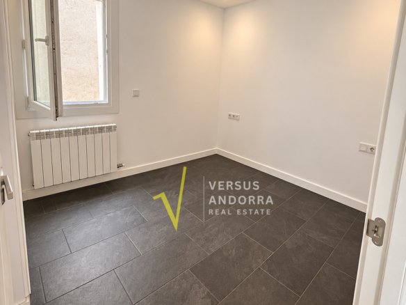 PISO EN VENTA EN EL CENTRO DE ESCALDES + 3 HABITACIONES + 3 BAÑOS + PARKING