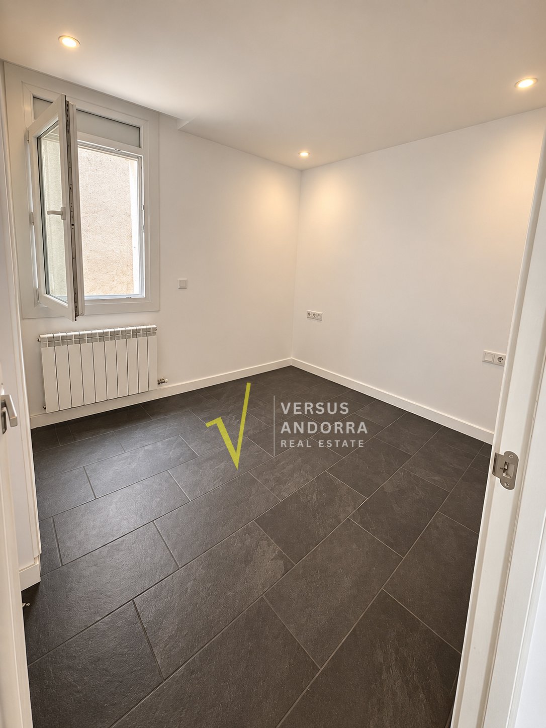 PISO EN VENTA EN EL CENTRO DE ESCALDES + 3 HABITACIONES + 3 BAÑOS + PARKING