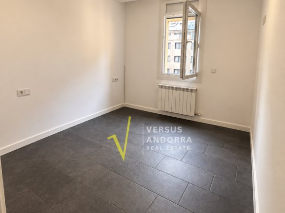 PISO EN VENTA EN EL CENTRO DE ESCALDES + 3 HABITACIONES + 3 BAÑOS + PARKING