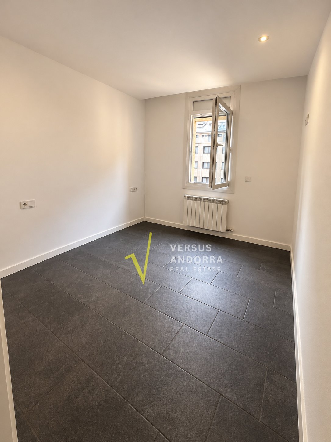PISO EN VENTA EN EL CENTRO DE ESCALDES + 3 HABITACIONES + 3 BAÑOS + PARKING