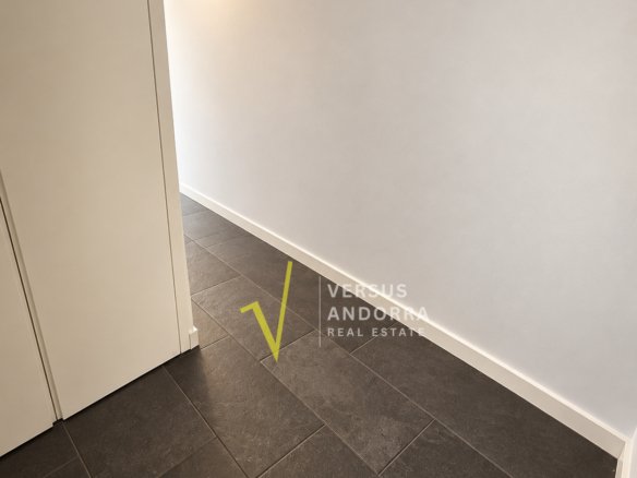 PISO EN VENTA EN EL CENTRO DE ESCALDES + 3 HABITACIONES + 3 BAÑOS + PARKING