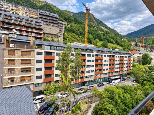 PISO EN VENTA EN EL CENTRO DE ESCALDES + 3 HABITACIONES + 3 BAÑOS + PARKING