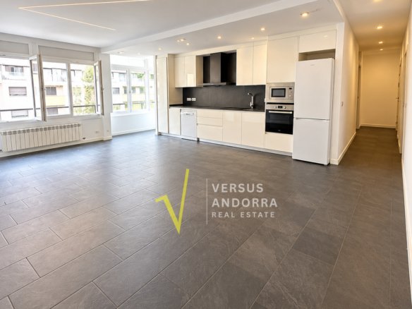 PISO EN VENTA EN EL CENTRO DE ESCALDES + 3 HABITACIONES + 3 BAÑOS + PARKING