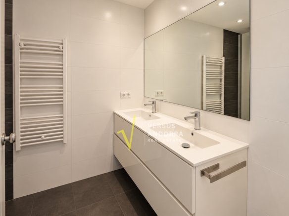 PISO EN VENTA EN EL CENTRO DE ESCALDES + 3 HABITACIONES + 3 BAÑOS + PARKING