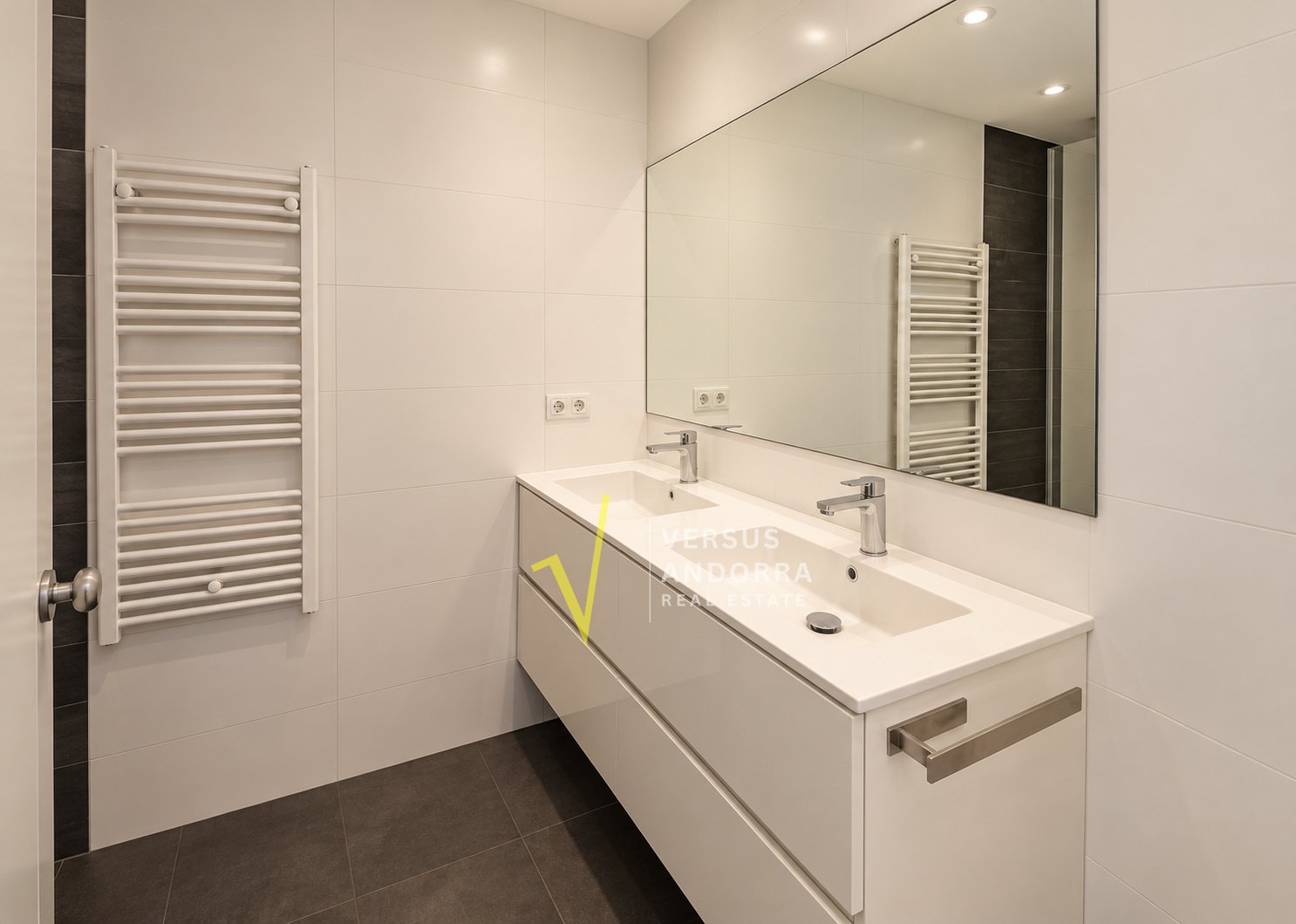 PISO EN VENTA EN EL CENTRO DE ESCALDES + 3 HABITACIONES + 3 BAÑOS + PARKING