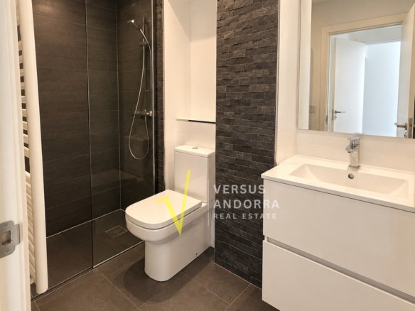 PISO EN VENTA EN EL CENTRO DE ESCALDES + 3 HABITACIONES + 3 BAÑOS + PARKING