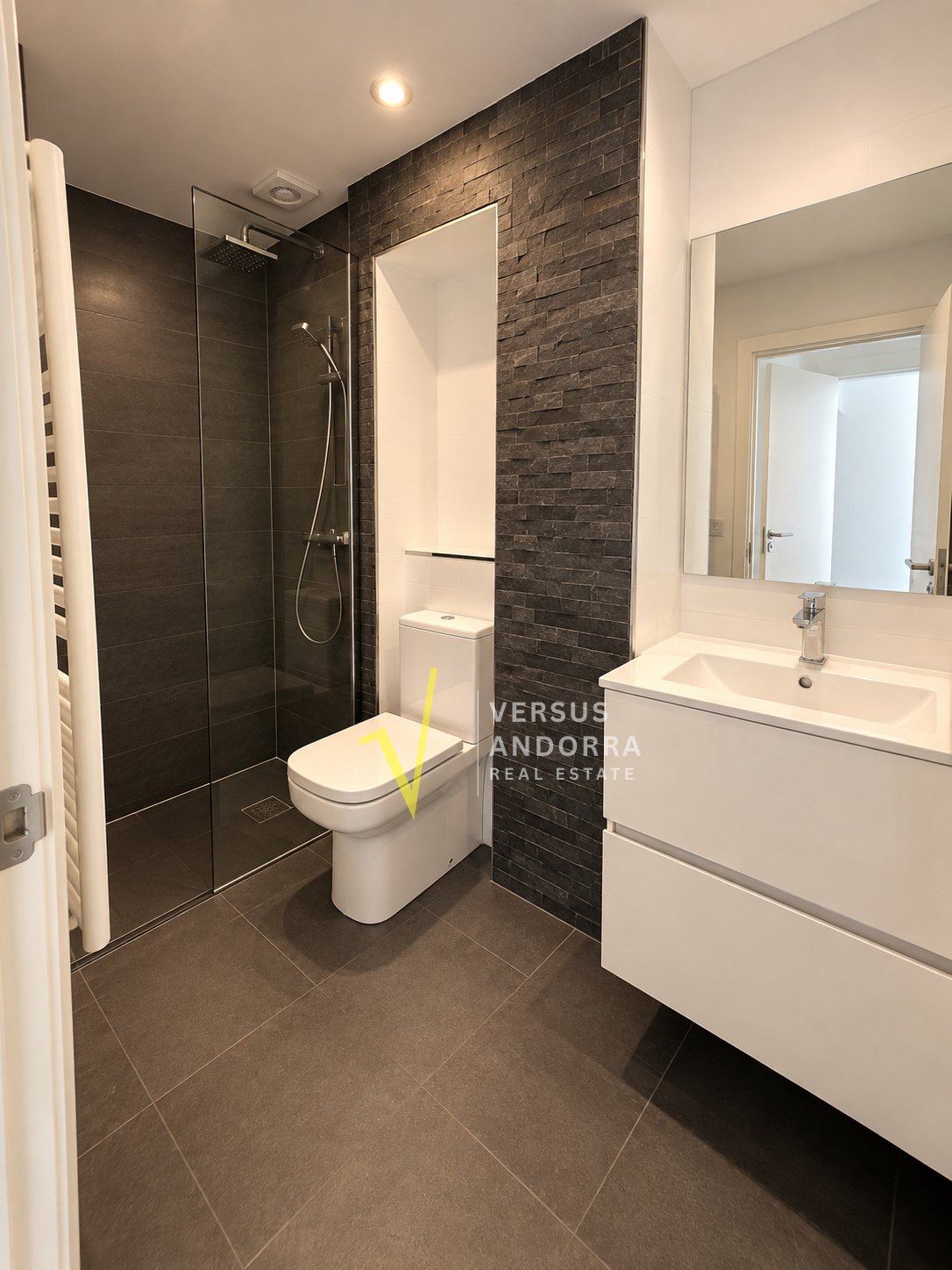 PISO EN VENTA EN EL CENTRO DE ESCALDES + 3 HABITACIONES + 3 BAÑOS + PARKING